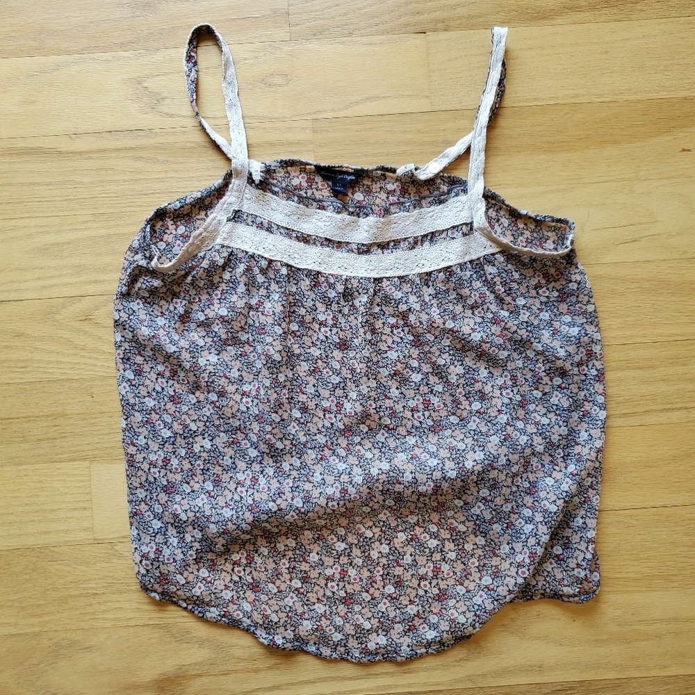 ✨American Eagle floral crop top - S
